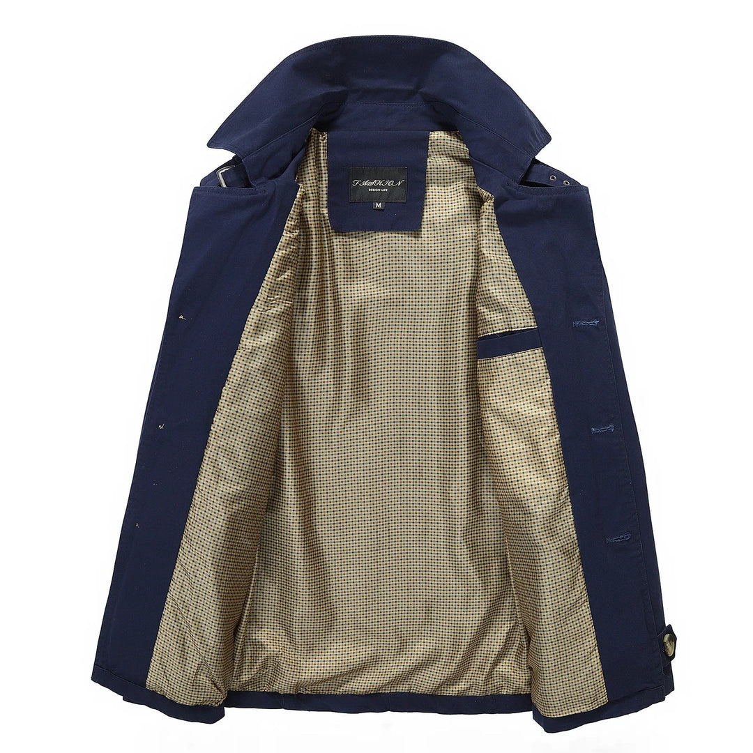 "Eleganter Herren-Trenchcoat in Beige, lange figurbetonte Silhouette, ideal für Herbst, vielseitiges Design für jeden Anlass.