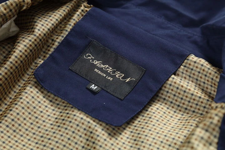 "Eleganter Herren-Trenchcoat in Beige, lange figurbetonte Silhouette, ideal für Herbst, vielseitiges Design für jeden Anlass.