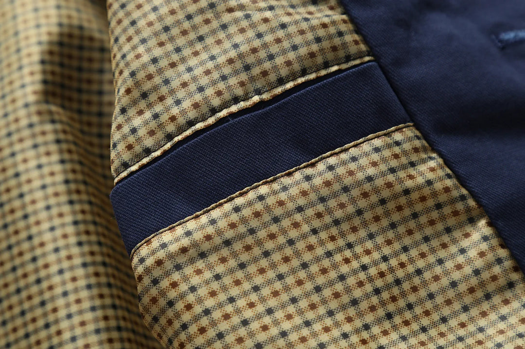 "Eleganter Herren-Trenchcoat in Beige, lange figurbetonte Silhouette, ideal für Herbst, vielseitiges Design für jeden Anlass.