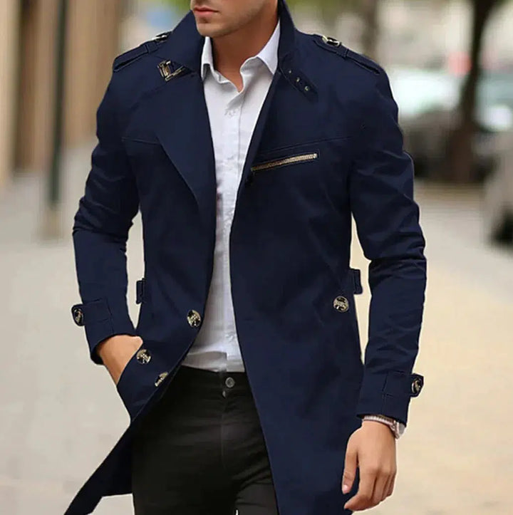 "Eleganter Herren-Trenchcoat in Beige, zeitloses Design, hochwertige Stoffe, perfekt für den Frühling und vielseitige Looks."