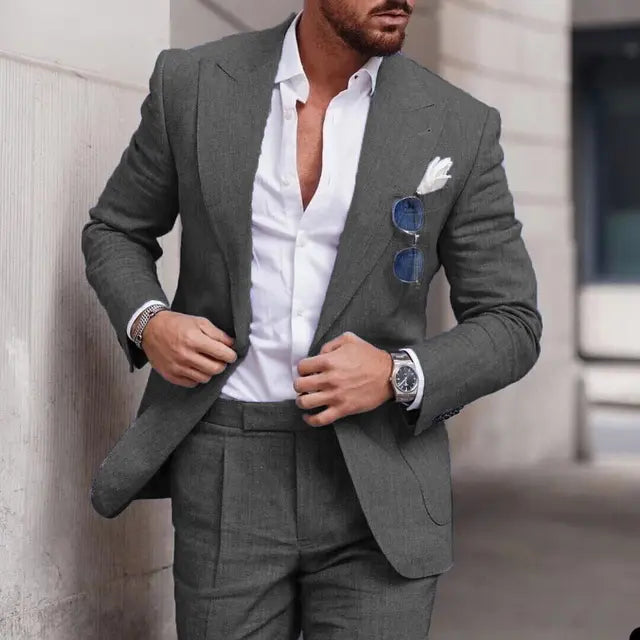 Eleganter Herrenanzug aus Leinen, 2-teilig, beige, ideal für Hochzeiten und Sommerfeiern, modern und stilvoll geschnitten.