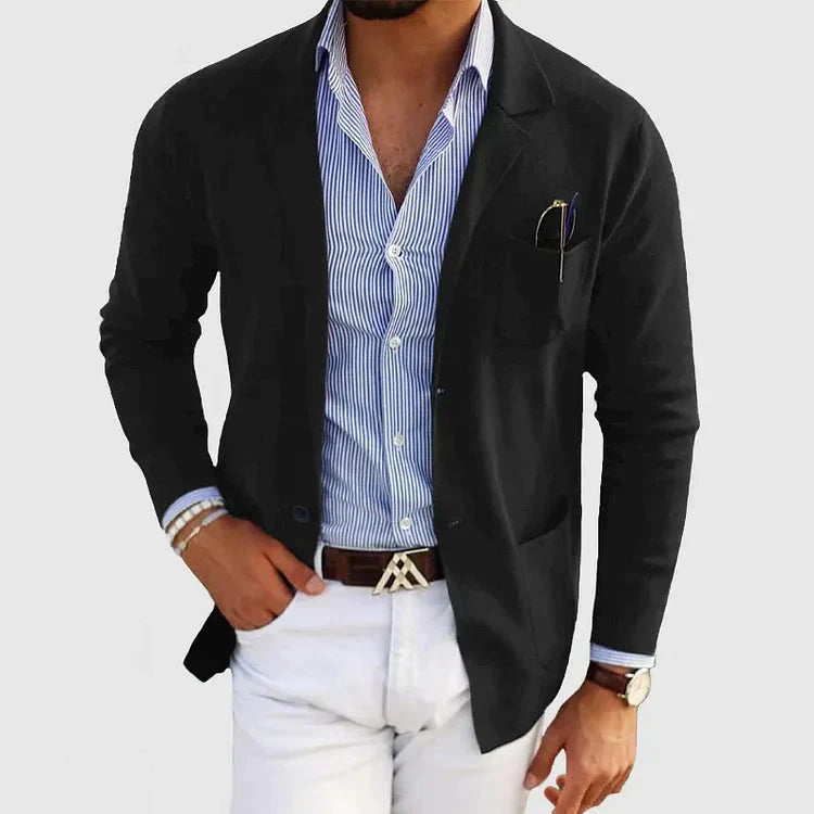 Eleganter Herrenblazer mit Reverskragen in Blau, klassische Knopftaschen, modernes Design, ideal für Business und Freizeit.