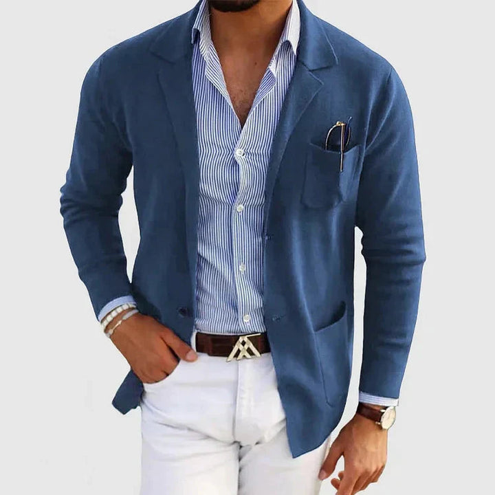 Eleganter Herrenblazer mit Reverskragen in Blau, klassische Knopftaschen, modernes Design, ideal für Business und Freizeit.