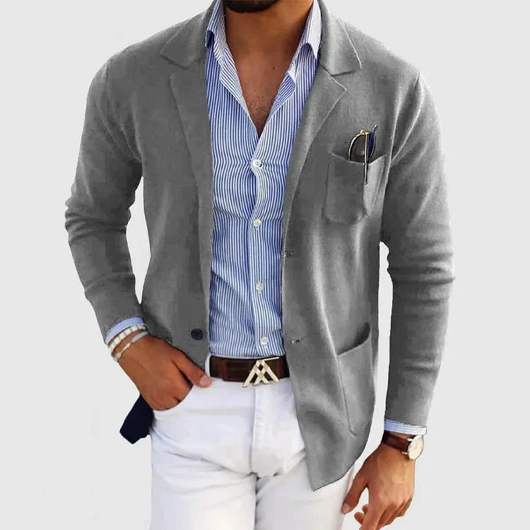 Eleganter Herrenblazer mit Reverskragen in Blau, klassische Knopftaschen, modernes Design, ideal für Business und Freizeit.