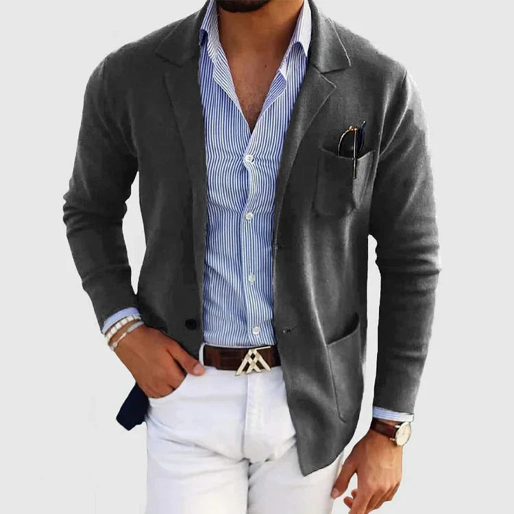 Eleganter Herrenblazer mit Reverskragen in Blau, klassische Knopftaschen, modernes Design, ideal für Business und Freizeit.