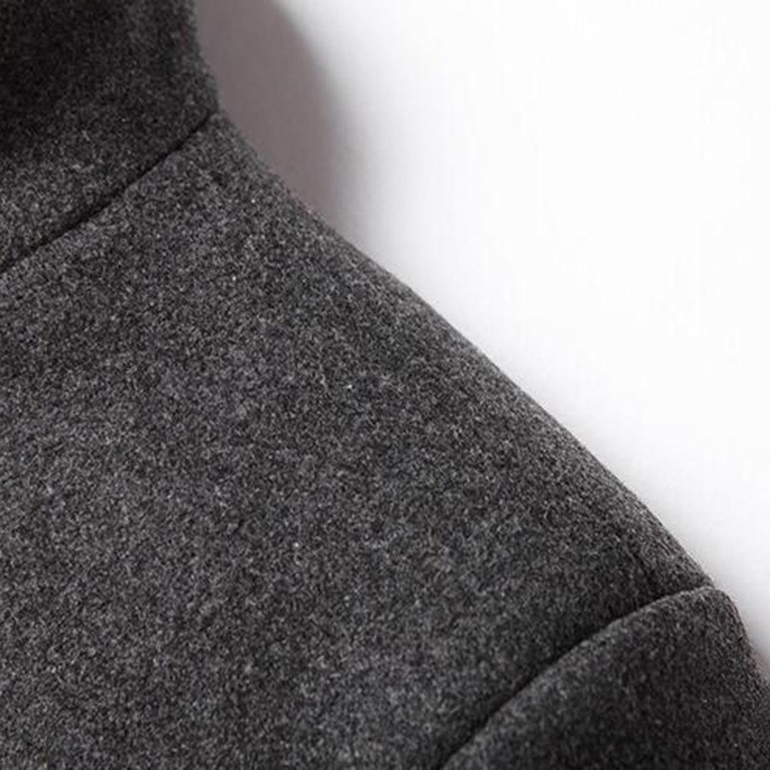 Eleganter Herrenmantel in Burgunderrot, klassischer Schnitt, ideal für kalte Tage, vielseitig kombinierbar, stilvoller Look.