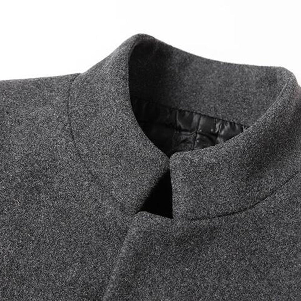 Eleganter Herrenmantel in Burgunderrot, klassischer Schnitt, ideal für kalte Tage, vielseitig kombinierbar, stilvoller Look.
