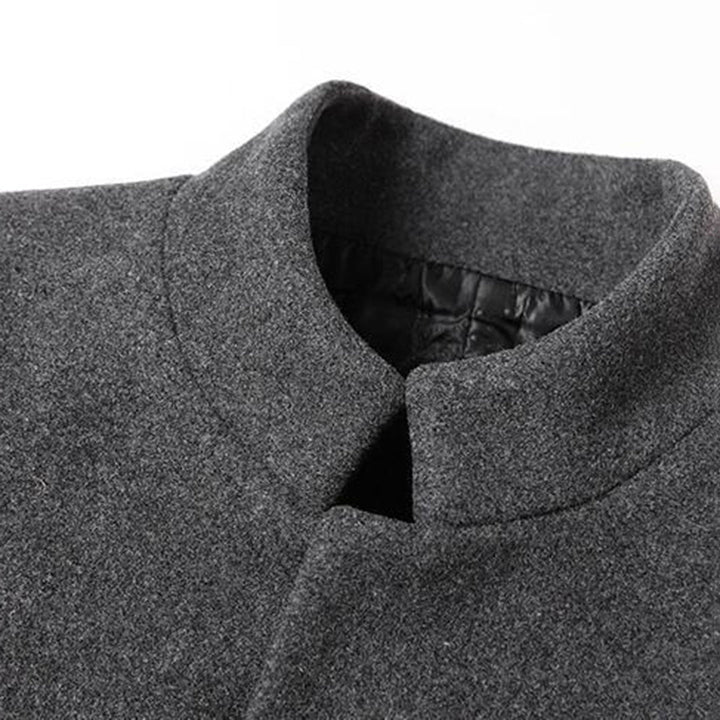 Eleganter Herrenmantel in Burgunderrot, klassischer Schnitt, ideal für kalte Tage, vielseitig kombinierbar, stilvoller Look.
