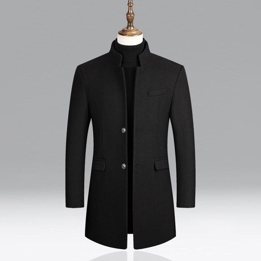 Eleganter Herrenmantel in Burgunderrot, klassischer Schnitt, ideal für kalte Tage, vielseitig kombinierbar, stilvoller Look.