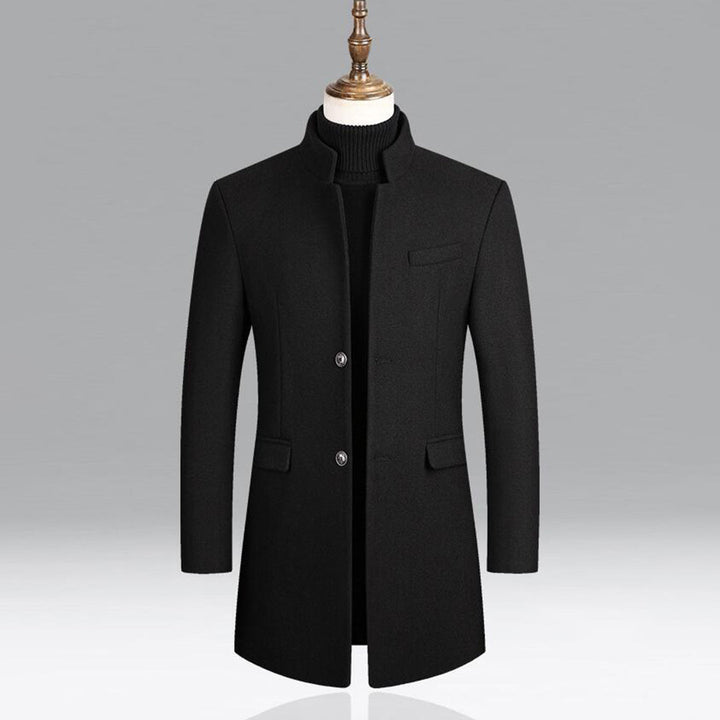 Eleganter Herrenmantel in Burgunderrot, klassischer Schnitt, ideal für kalte Tage, vielseitig kombinierbar, stilvoller Look.