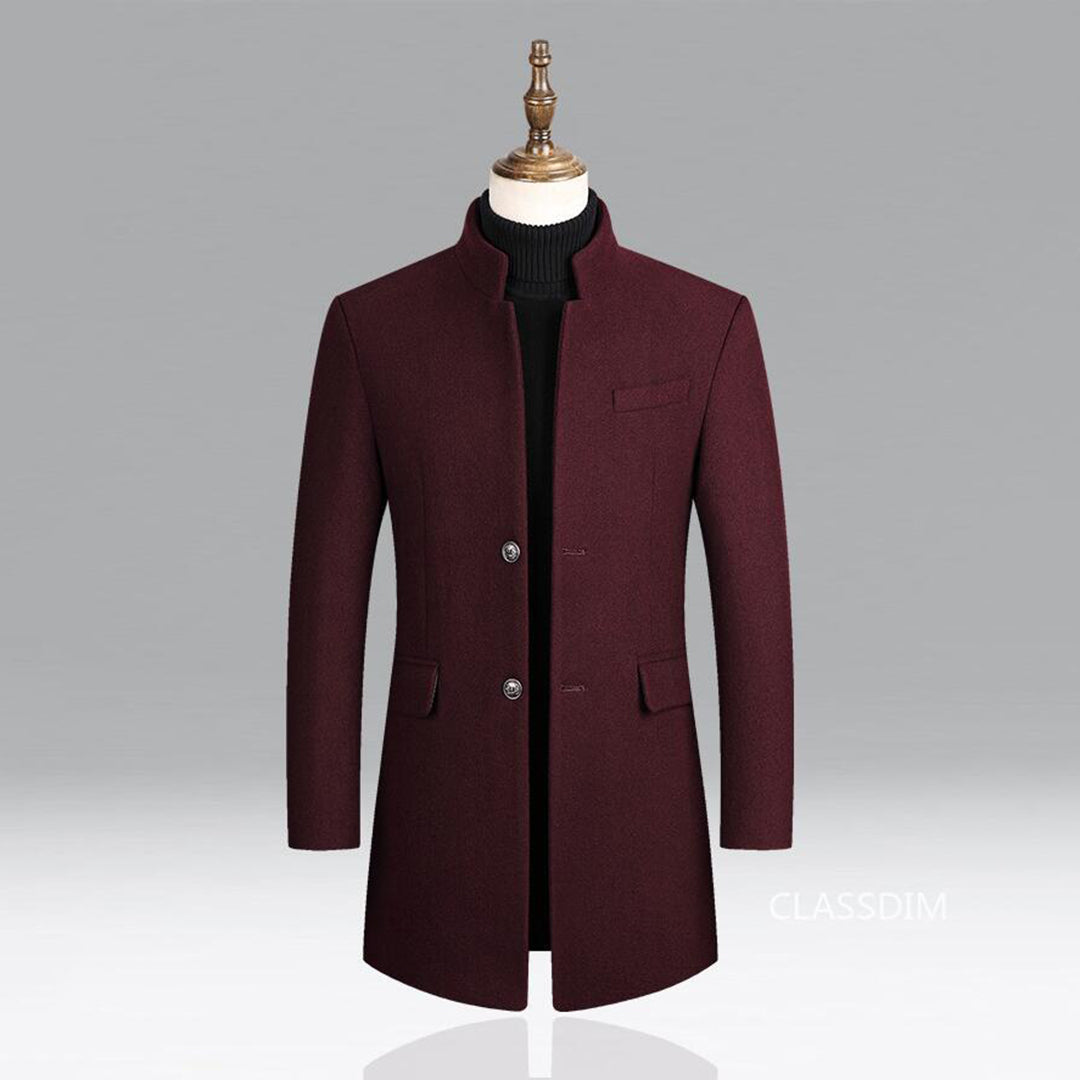 Eleganter Herrenmantel in Burgunderrot, klassischer Schnitt, ideal für kalte Tage, vielseitig kombinierbar, stilvoller Look.