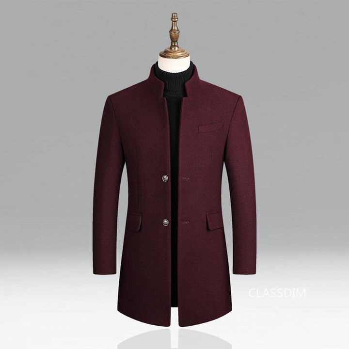 Eleganter Herrenmantel in Burgunderrot, klassischer Schnitt, ideal für kalte Tage, vielseitig kombinierbar, stilvoller Look.