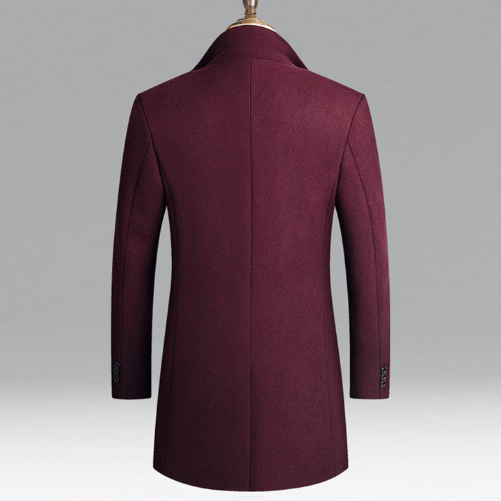Eleganter Herrenmantel in Burgunderrot, klassischer Schnitt, ideal für kalte Tage, vielseitig kombinierbar, stilvoller Look.