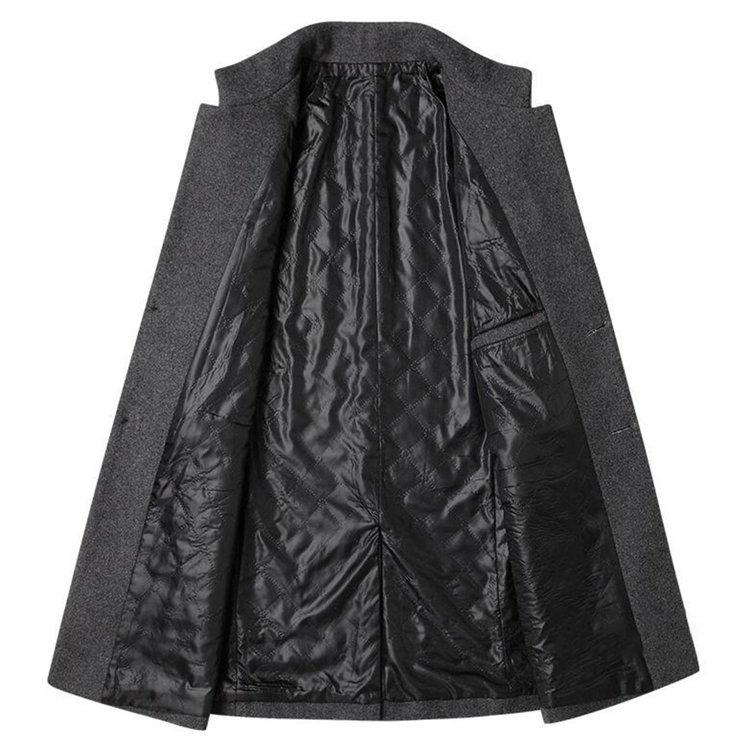 Eleganter Herrenmantel in Burgunderrot, klassischer Schnitt, ideal für kalte Tage, vielseitig kombinierbar, stilvoller Look.