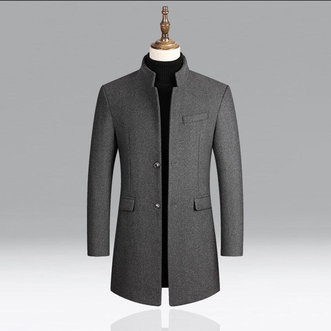 Eleganter Herrenmantel in Burgunderrot, klassischer Schnitt, ideal für kalte Tage, vielseitig kombinierbar, stilvoller Look.