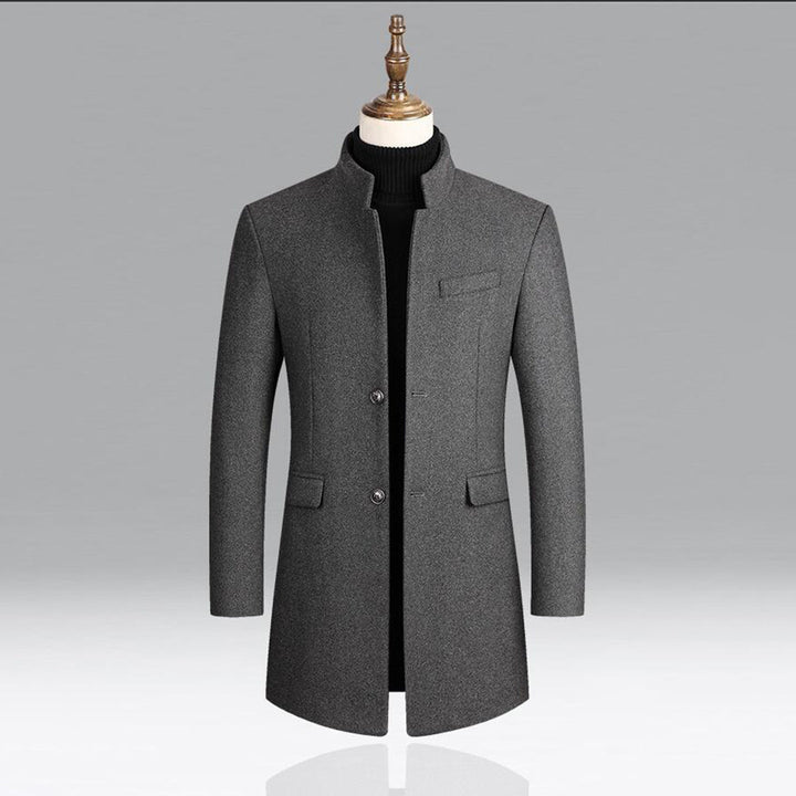 Eleganter Herrenmantel in Burgunderrot, klassischer Schnitt, ideal für kalte Tage, vielseitig kombinierbar, stilvoller Look.