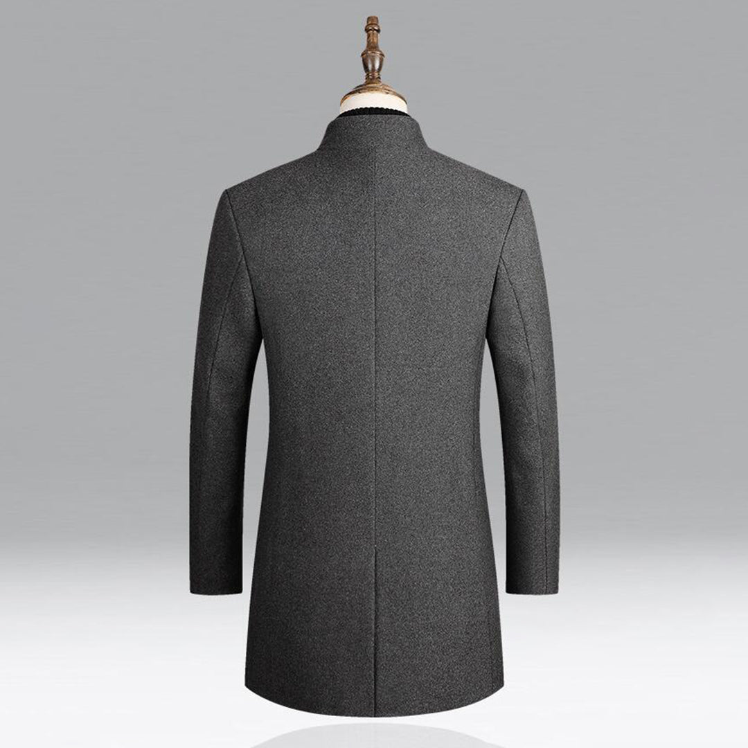 Eleganter Herrenmantel in Burgunderrot, klassischer Schnitt, ideal für kalte Tage, vielseitig kombinierbar, stilvoller Look.