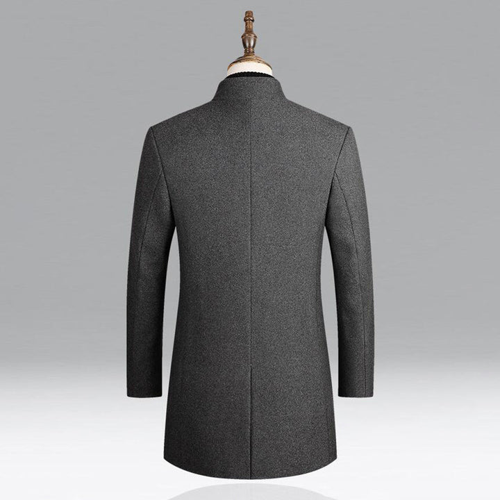 Eleganter Herrenmantel in Burgunderrot, klassischer Schnitt, ideal für kalte Tage, vielseitig kombinierbar, stilvoller Look.
