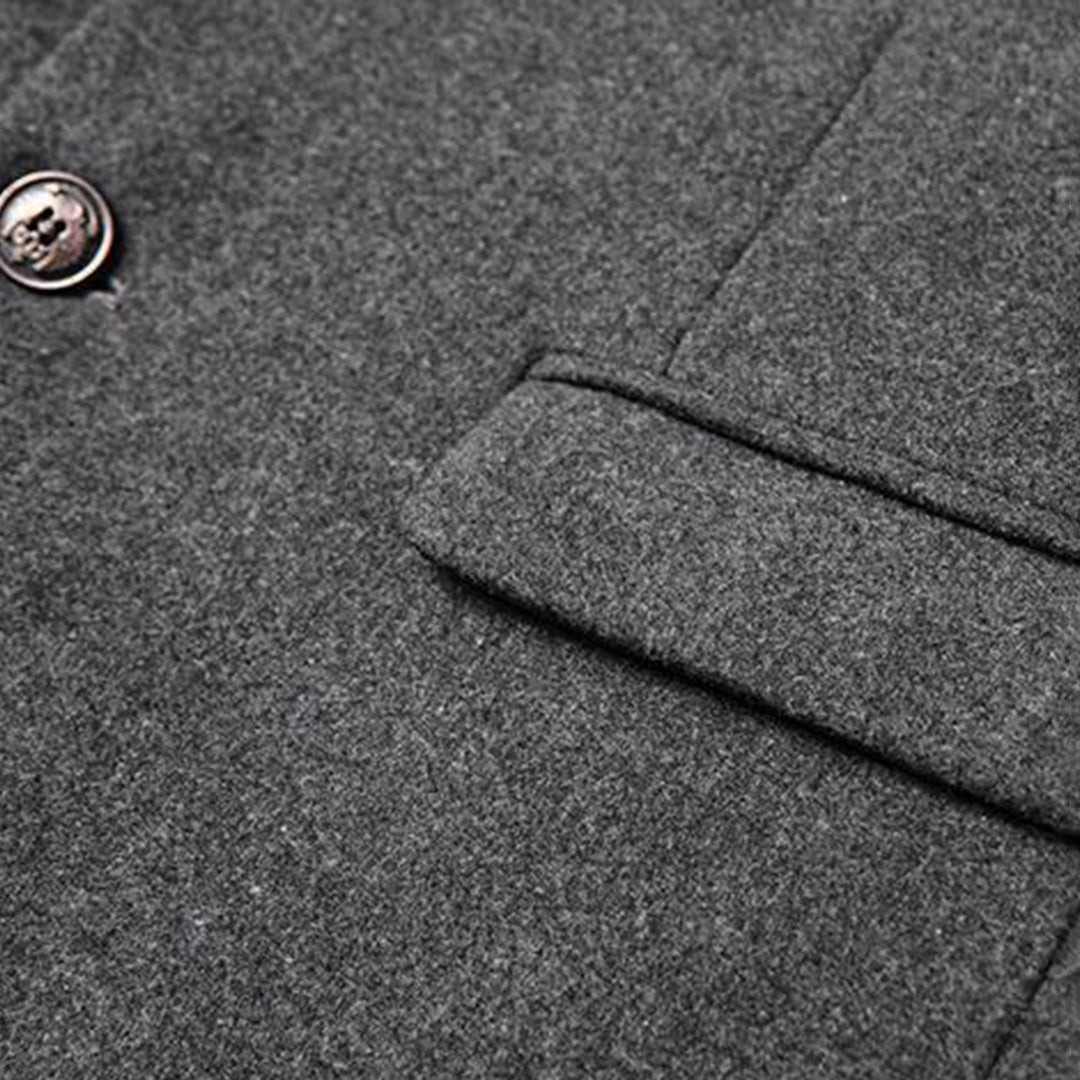 Eleganter Herrenmantel in Burgunderrot, klassischer Schnitt, ideal für kalte Tage, vielseitig kombinierbar, stilvoller Look.