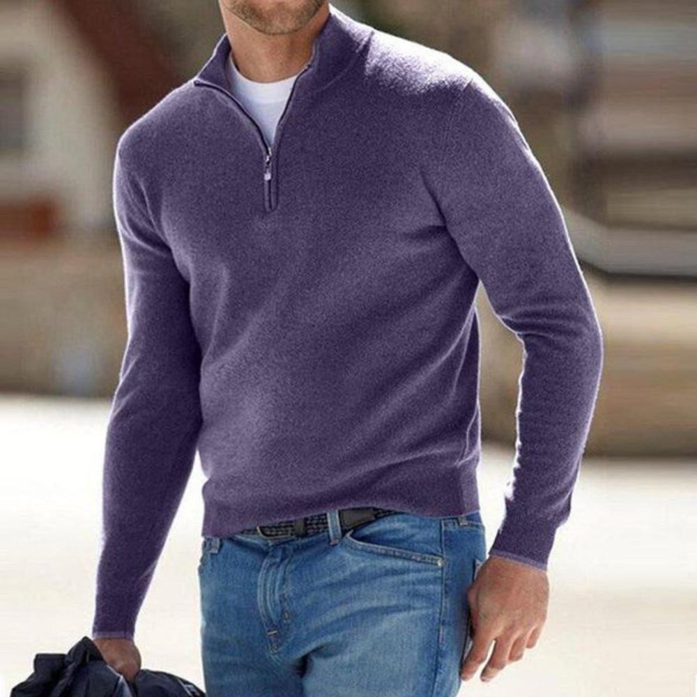"Eleganter Herrenpullover mit Merino V-Ausschnitt und Reißverschluss; klassische Form, atmungsaktive Synthetik-Wolle."