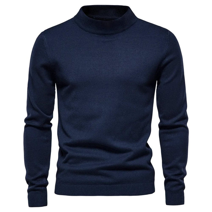 Eleganter Herrenrollkragenpullover, gestrickt, in neutralem Farbton, ideal für kalte Wintertage, bietet Komfort und Stil.