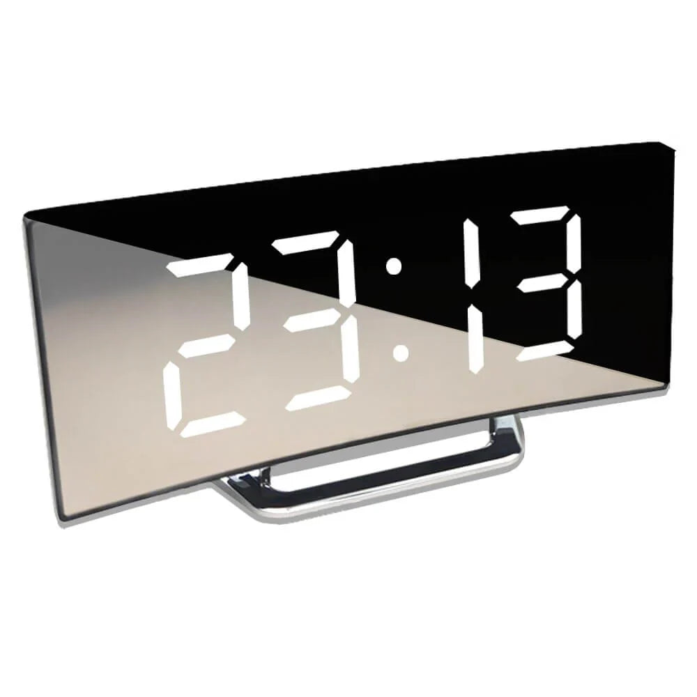 "Eleganter LED-Digitalwecker mit großem Display und geschwungenem Design, ideal für moderne Wohnräume, klar lesbar."
