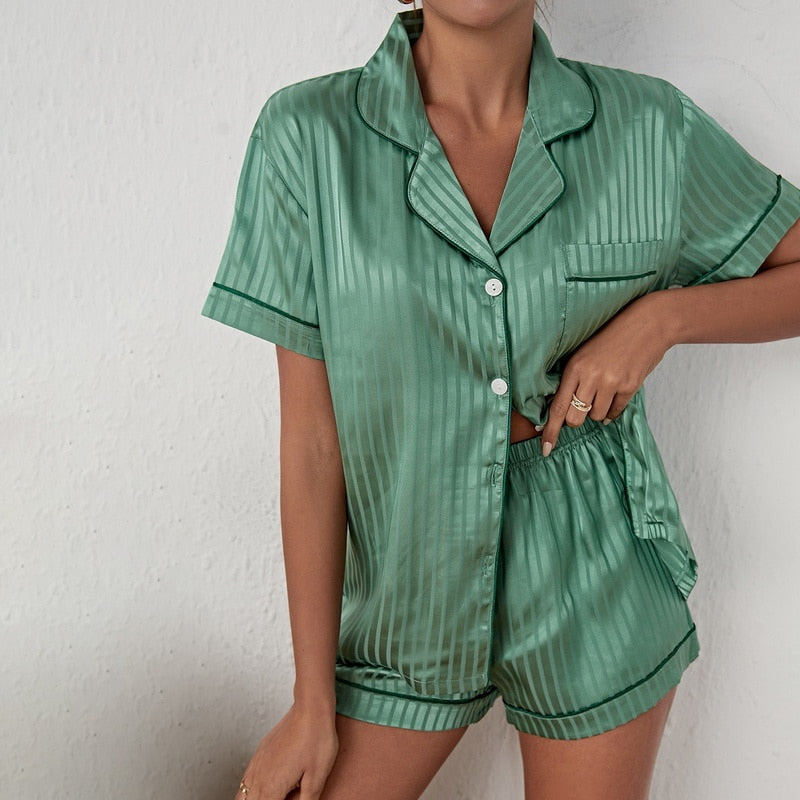 Eleganter Satin-Damenpyjama mit Kurzarmoberteil und passenden Shorts, luxuriöses Design für komfortable Nächte.