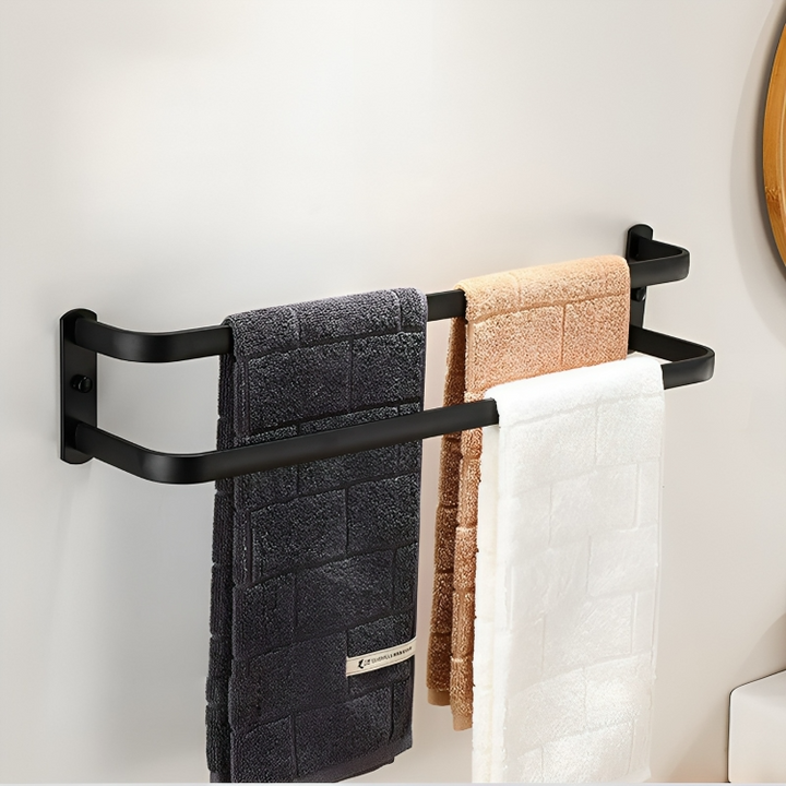 "Eleganter schwarzer Handtuchhalter mit Haken und breiten Stangen, matt Oberfläche, passend für modernes Badezimmerdesign."