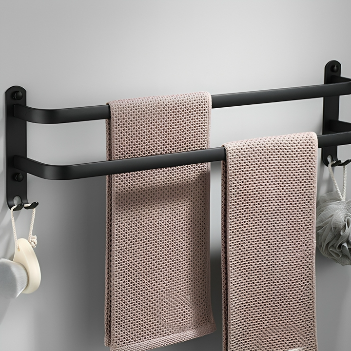 "Eleganter schwarzer Handtuchhalter mit Haken und breiten Stangen, matt Oberfläche, passend für modernes Badezimmerdesign."
