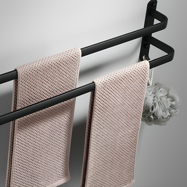 "Eleganter schwarzer Handtuchhalter mit Haken und breiten Stangen, matt Oberfläche, passend für modernes Badezimmerdesign."
