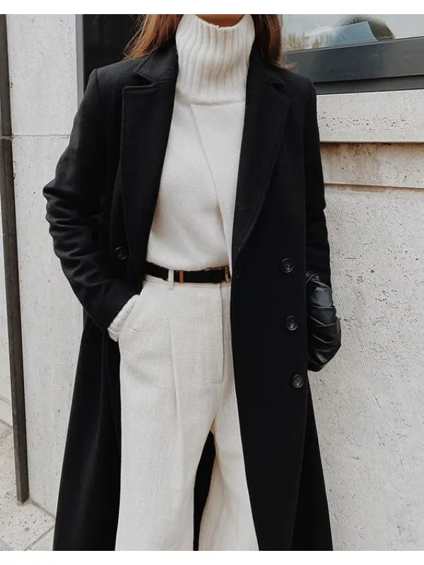 "Eleganter schwarzer Wintermantel, langärmelig mit Taschen, ideal für kühle Tage und formelle Anlässe."