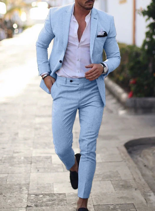 "Eleganter Sommer Herrenanzug: leichter Blazer & Hose, ideal für Hochzeiten, stilvoll in modischen Farben mit Taschen."