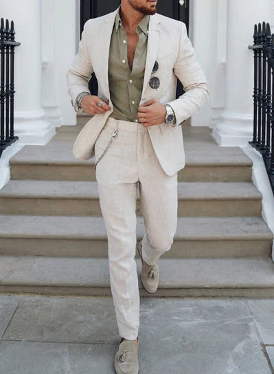 "Eleganter Sommer Herrenanzug: leichter Blazer & Hose, ideal für Hochzeiten, stilvoll in modischen Farben mit Taschen."