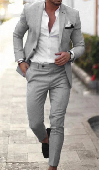 "Eleganter Sommer Herrenanzug: leichter Blazer & Hose, ideal für Hochzeiten, stilvoll in modischen Farben mit Taschen."