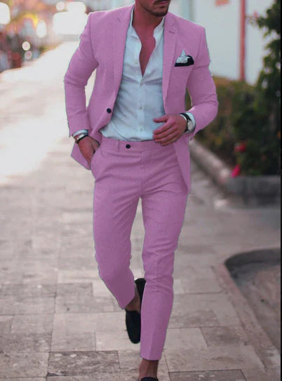 "Eleganter Sommer Herrenanzug: leichter Blazer & Hose, ideal für Hochzeiten, stilvoll in modischen Farben mit Taschen."
