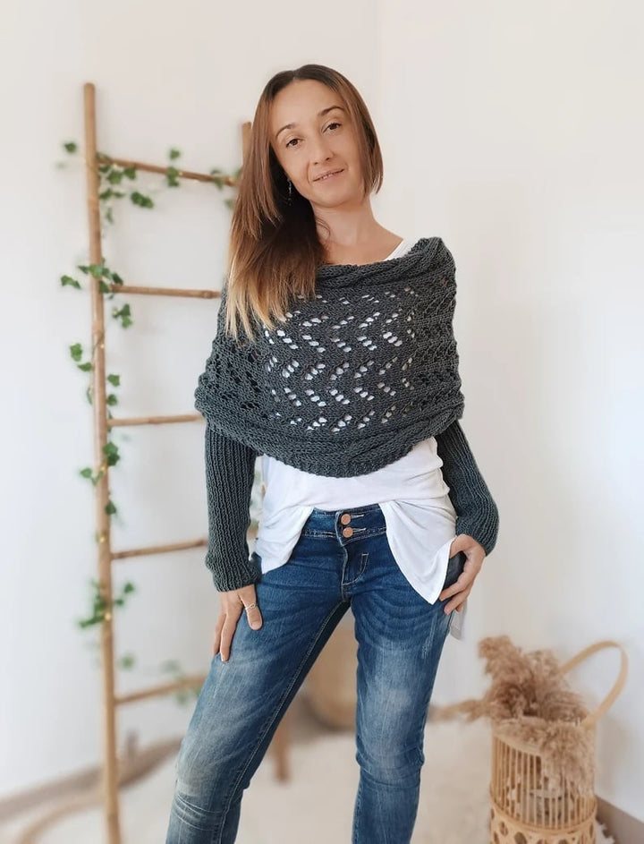 Eleganter Strickschal in Dunkelblau, kuschelig und vielseitig, hochwertiger Strick, passt zu jedem Outfit, ideal für Damen.