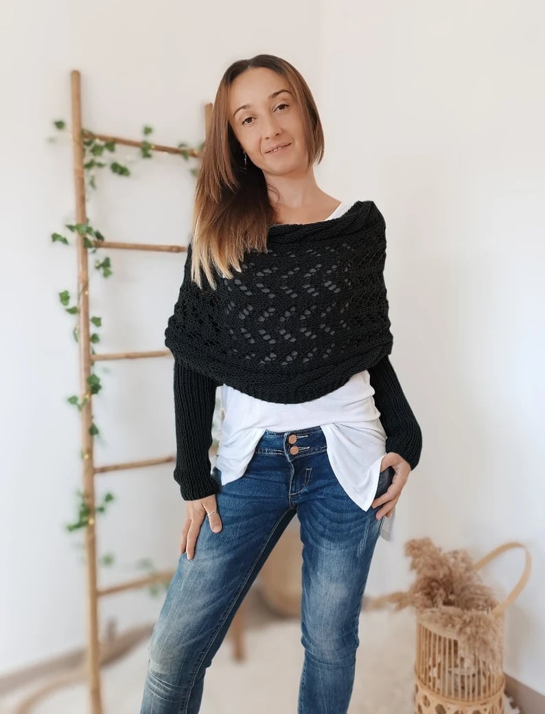 Eleganter Strickschal in Dunkelblau, kuschelig und vielseitig, hochwertiger Strick, passt zu jedem Outfit, ideal für Damen.