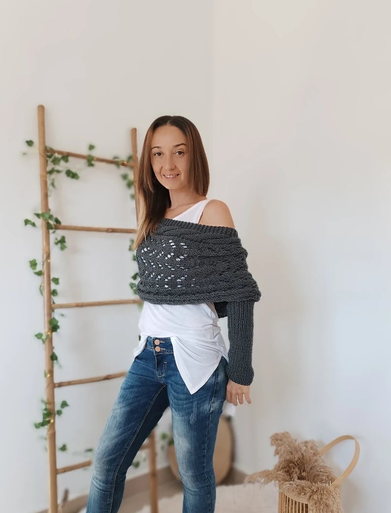 Eleganter Strickschal in Dunkelblau, kuschelig und vielseitig, hochwertiger Strick, passt zu jedem Outfit, ideal für Damen.