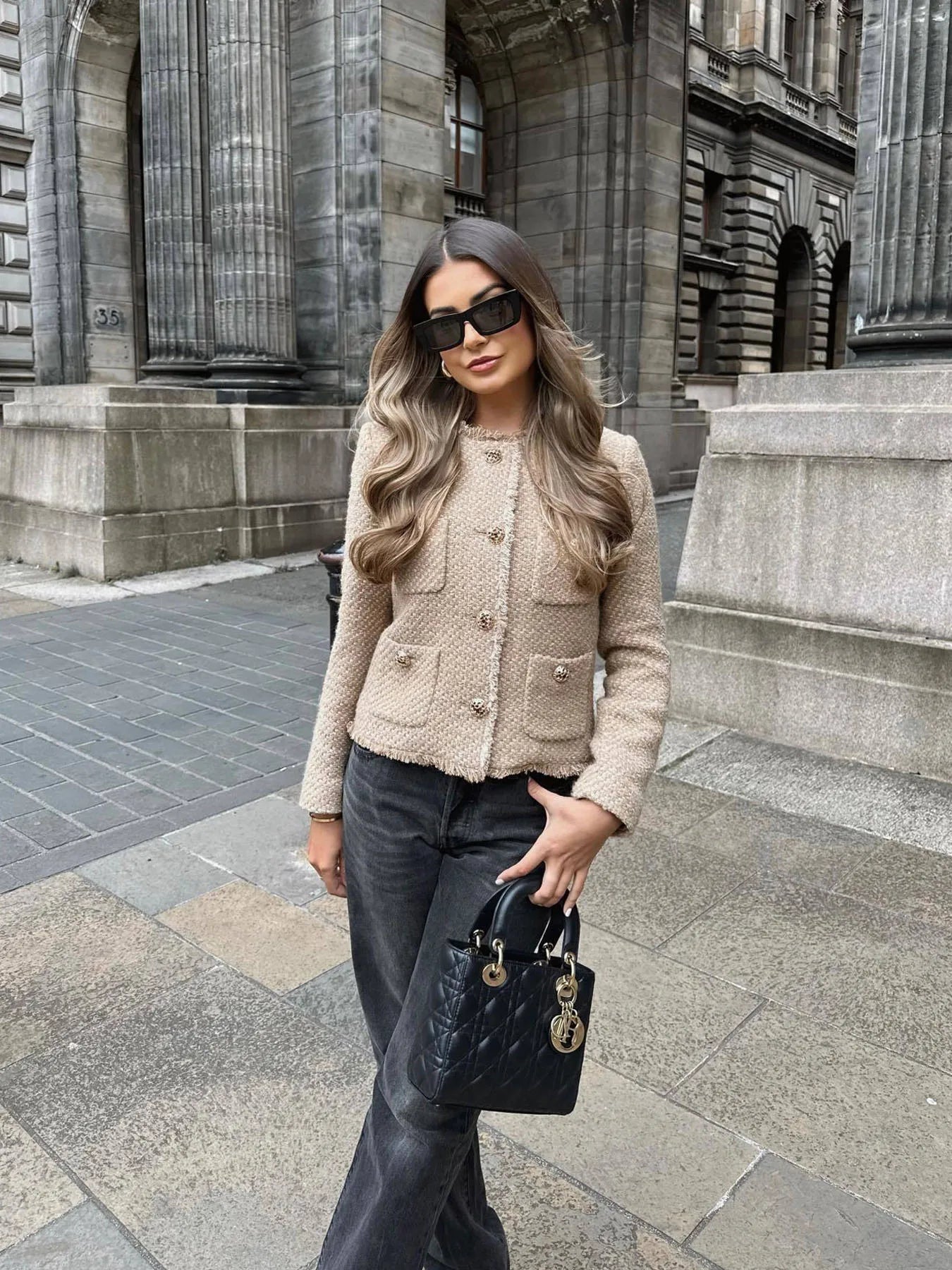 "Eleganter Tweed-Blazer für Damen, Vorderansicht, klassische Struktur, taillierter Schnitt, vielseitig, zeitgemäßes Design."