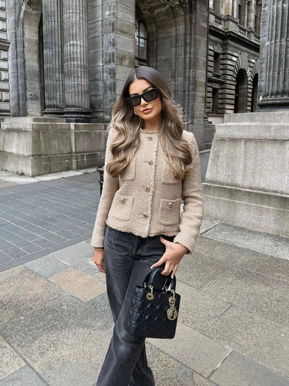 "Eleganter Tweed-Blazer für Damen, Vorderansicht, klassische Struktur, taillierter Schnitt, vielseitig, zeitgemäßes Design."