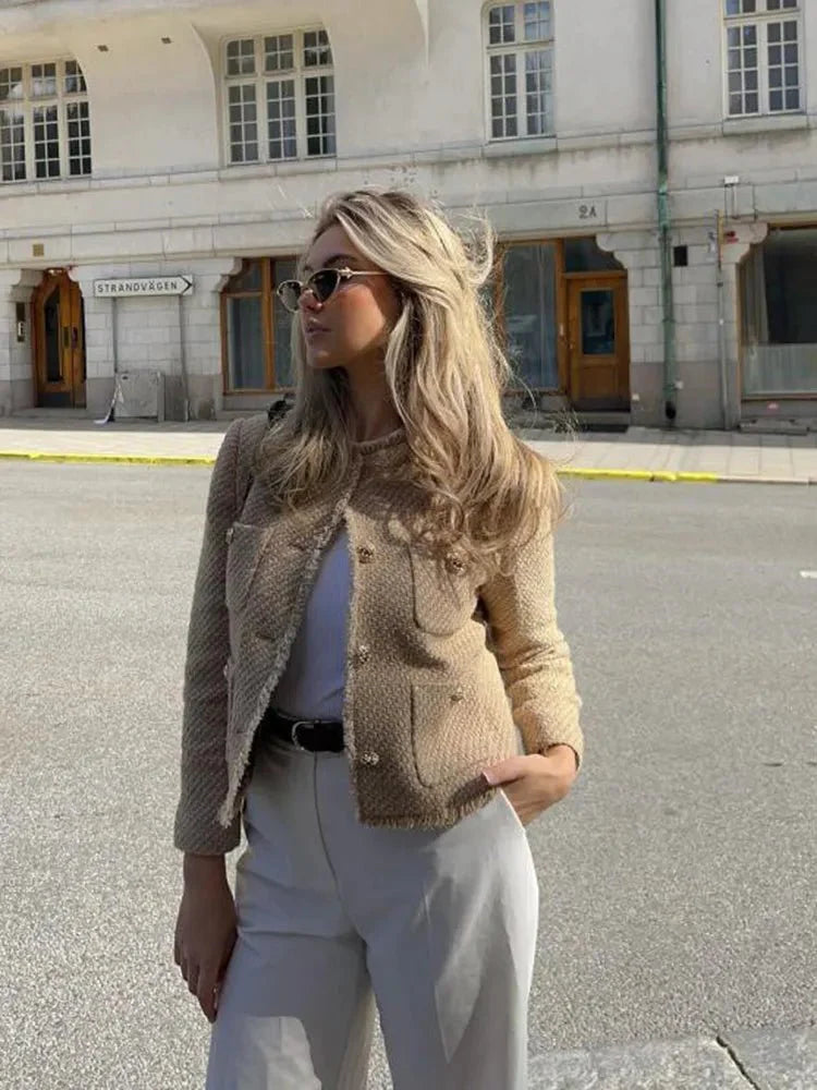 "Eleganter Tweed-Blazer für Damen, Vorderansicht, klassische Struktur, taillierter Schnitt, vielseitig, zeitgemäßes Design."