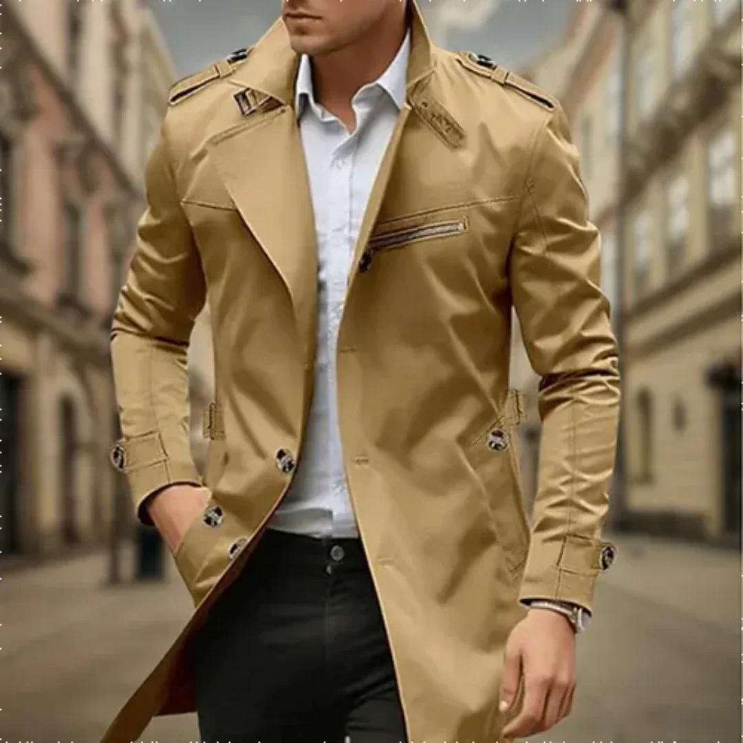 Eleganter, wasserdichter Trenchcoat für Herren, zweireihig, in Beige, schützt vor Regen und bietet klassische Optik.