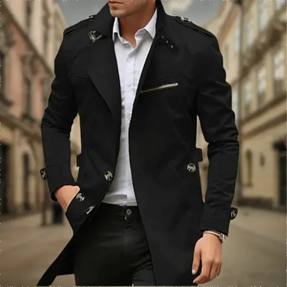 Eleganter, wasserdichter Trenchcoat für Herren, zweireihig, in Beige, schützt vor Regen und bietet klassische Optik.