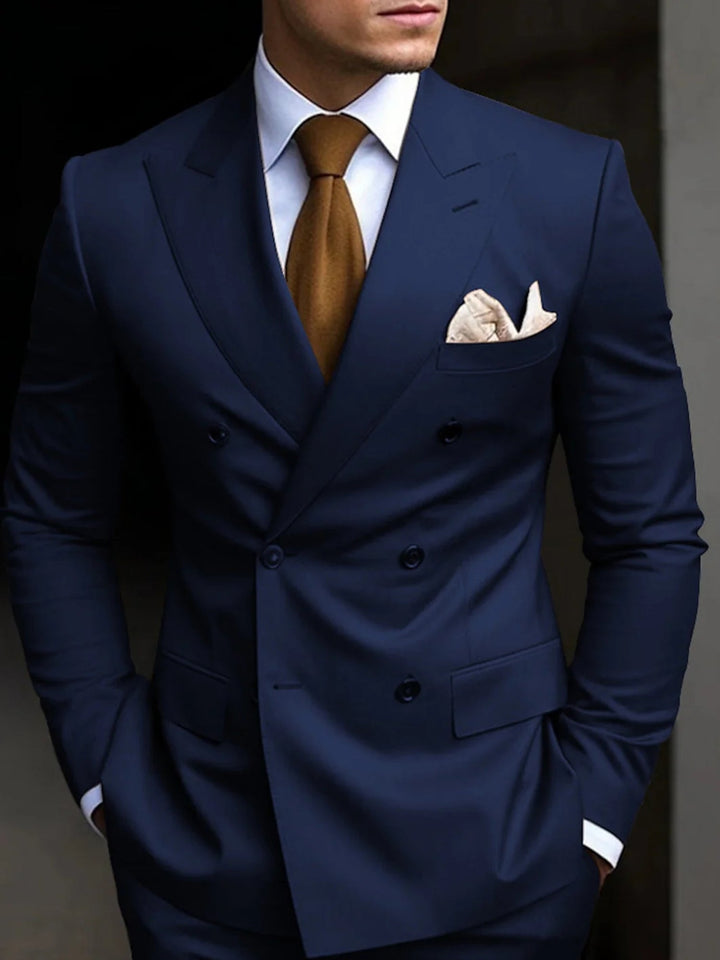 "Eleganter zweireihiger Herrenanzug in Marineblau, ideal für Hochzeitsgäste, mit hochwertigem Stoff und klassischem Look."