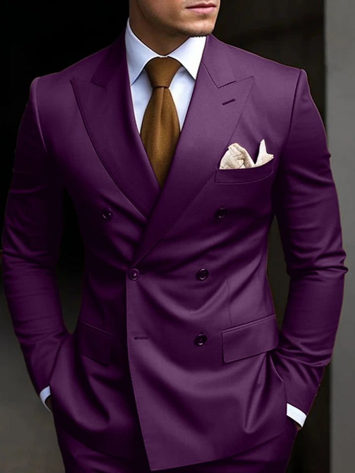 "Eleganter zweireihiger Herrenanzug in Marineblau, ideal für Hochzeitsgäste, mit hochwertigem Stoff und klassischem Look."