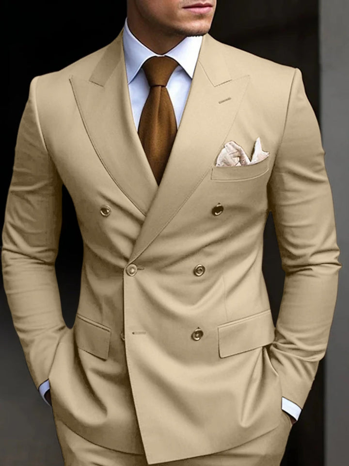 "Eleganter zweireihiger Herrenanzug in Marineblau, ideal für Hochzeitsgäste, mit hochwertigem Stoff und klassischem Look."