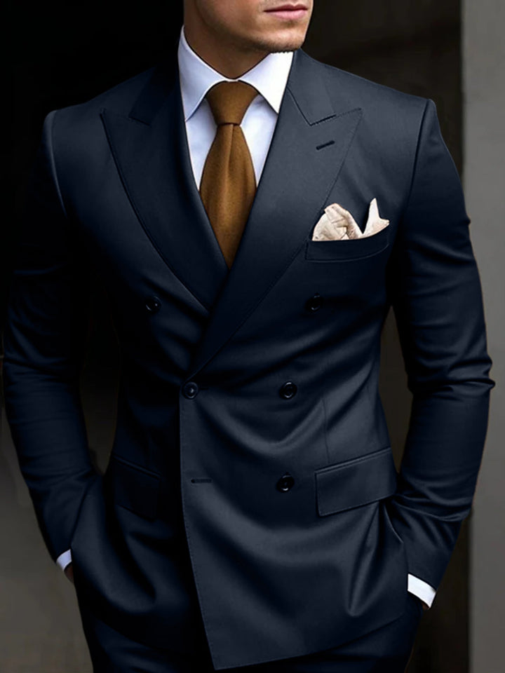"Eleganter zweireihiger Herrenanzug in Marineblau, ideal für Hochzeitsgäste, mit hochwertigem Stoff und klassischem Look."