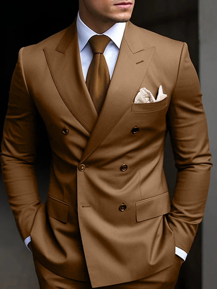 "Eleganter zweireihiger Herrenanzug in Marineblau, ideal für Hochzeitsgäste, mit hochwertigem Stoff und klassischem Look."