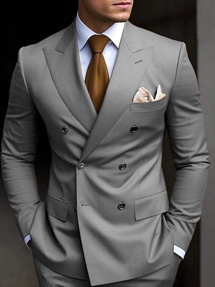 "Eleganter zweireihiger Herrenanzug in Marineblau, ideal für Hochzeitsgäste, mit hochwertigem Stoff und klassischem Look."