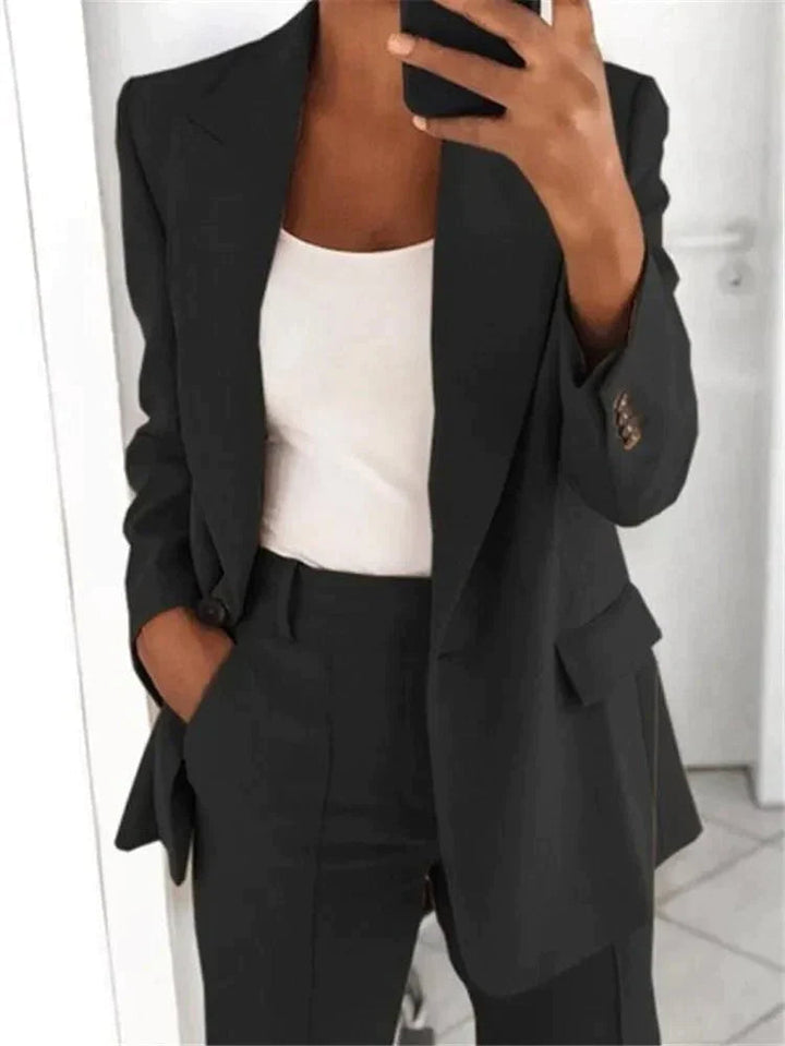 Eleganter zweiteiliger Damen-Anzug in klassisch-modernem Design, ideal für Business-Anlässe und als Arbeitsset.